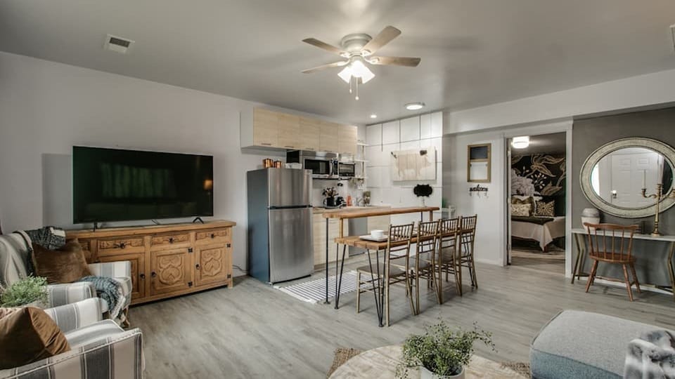 Studio (1 Bedroom) | Living area