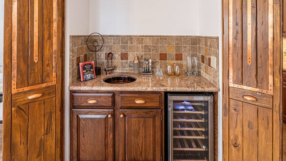 Studio (4 Bedrooms) | Minibar