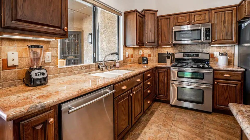 Studio (4 Bedrooms) | Private kitchen | Fridge, microwave, oven, blender