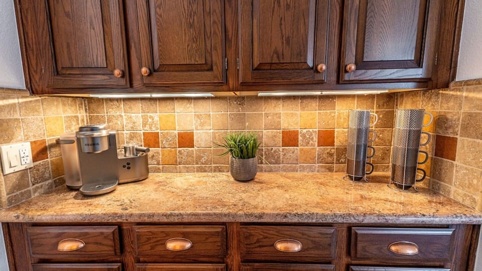 Studio (4 Bedrooms) | Coffee and/or coffee maker