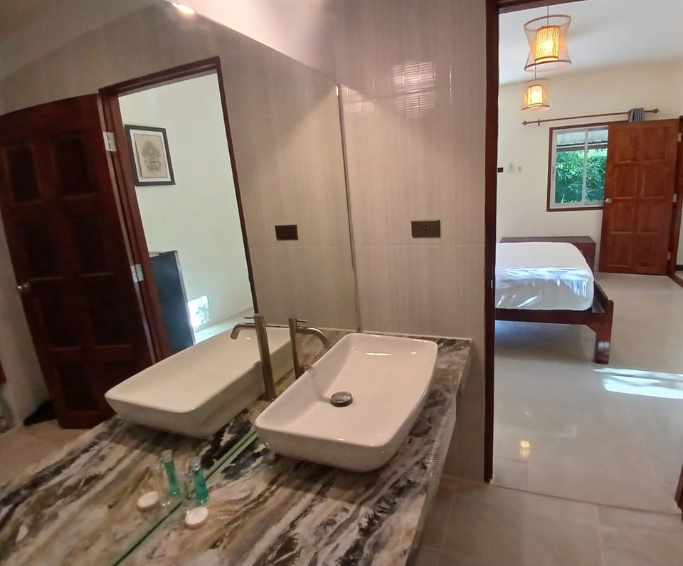 Shower, free toiletries, hair dryer, bidet