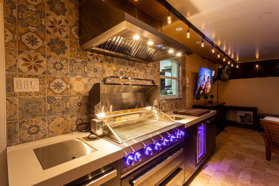 Outdoor Kitchen & Grill
