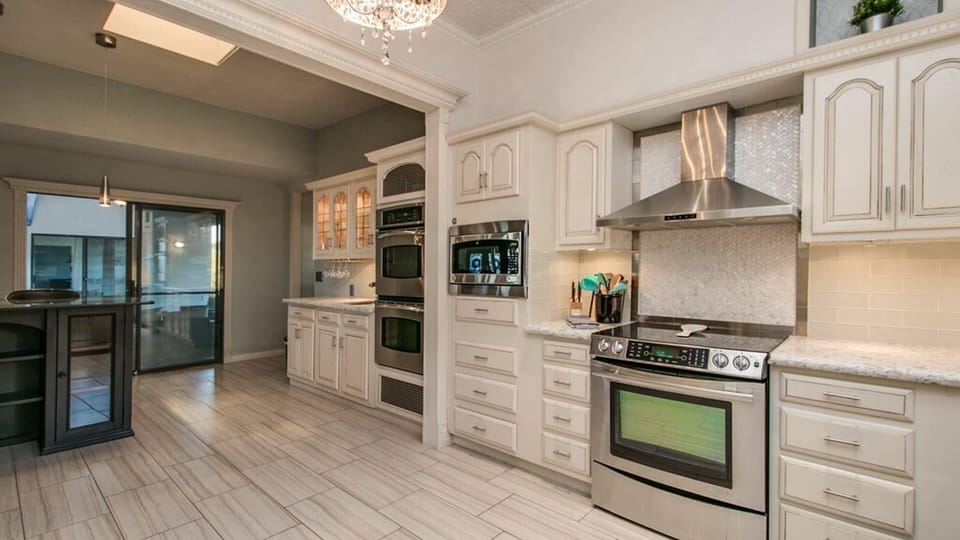 Studio (5 Bedrooms) | Private kitchen | Fridge, microwave, oven, blender