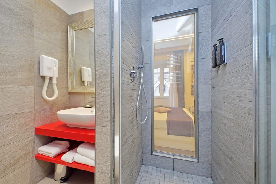 Business Double or Twin Room, Non Smoking | Bathroom | Shower, hair dryer, bidet, towels