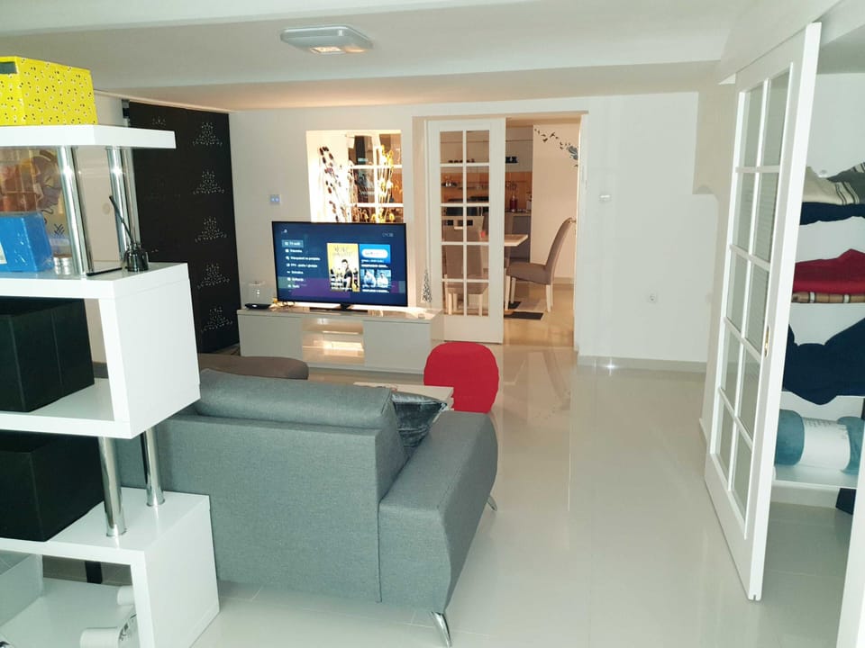 Apartment (Two Bedroom Apartment with Shared Ter) | Living room | TV