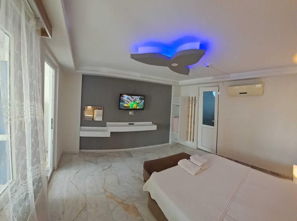 Family Room | Premium bedding, desk, free WiFi, bed sheets
