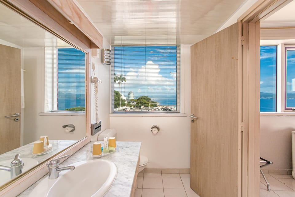 Superior Room, Sea View (Elevator) | Bathroom | Free toiletries, hair dryer, towels, soap