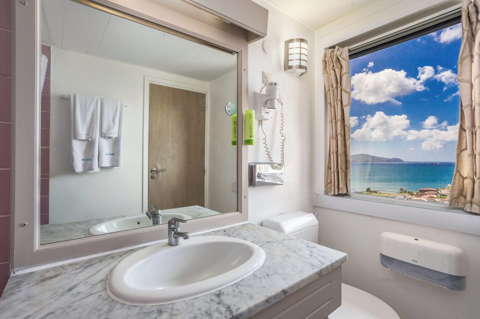 Superior Room, Sea View (Elevator) | Bathroom | Free toiletries, hair dryer, towels, soap