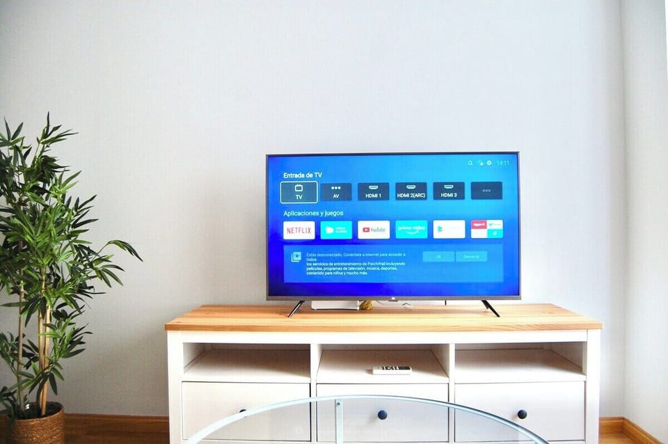 Smart TV de 43 pulgadas de alta definición. / High definition, 43" Smart TV