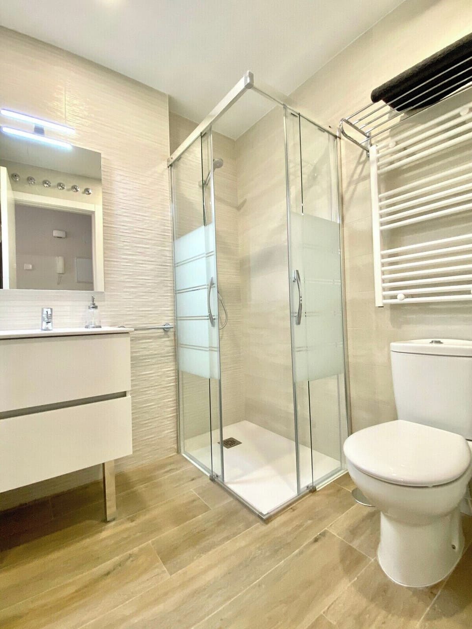 Baño completo con cabina de ducha / Full bathroom with shower cabin