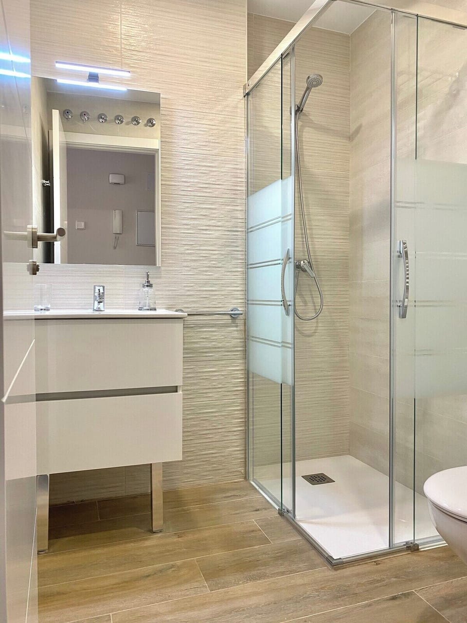 El baño dispone de un secador dentro del mueble y de un radiador eléctrico / The bathroom is equipped with a hair dryer and an electric radiator