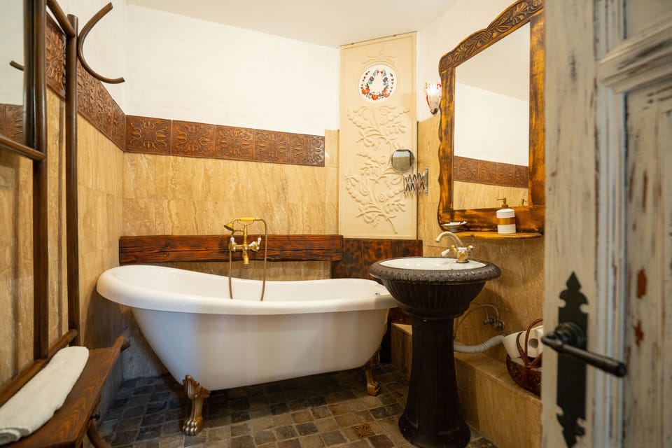 Junior Studio Suite | Bathroom | Hair dryer, towels