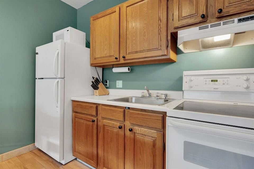 kitchen equipped with all the basics
