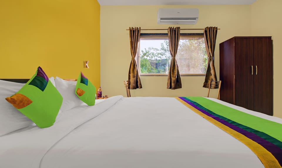 Deluxe Room | Iron/ironing board