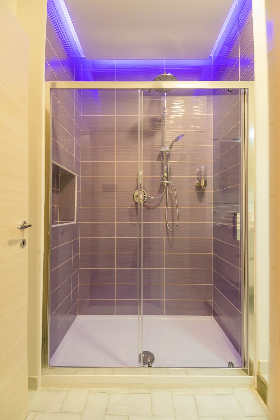 Deluxe Triple Room | Bathroom | Shower, free toiletries, hair dryer, bidet