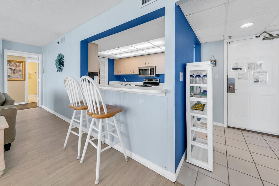 Eat-in bar seating