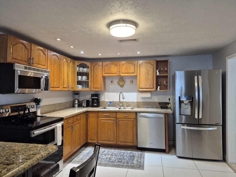 full kitchen. large fridge with Ice maker.
