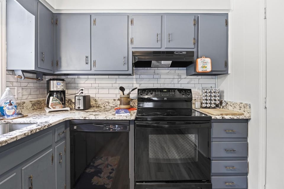 granite countertops, updated appliances and everything you need to chef it up!