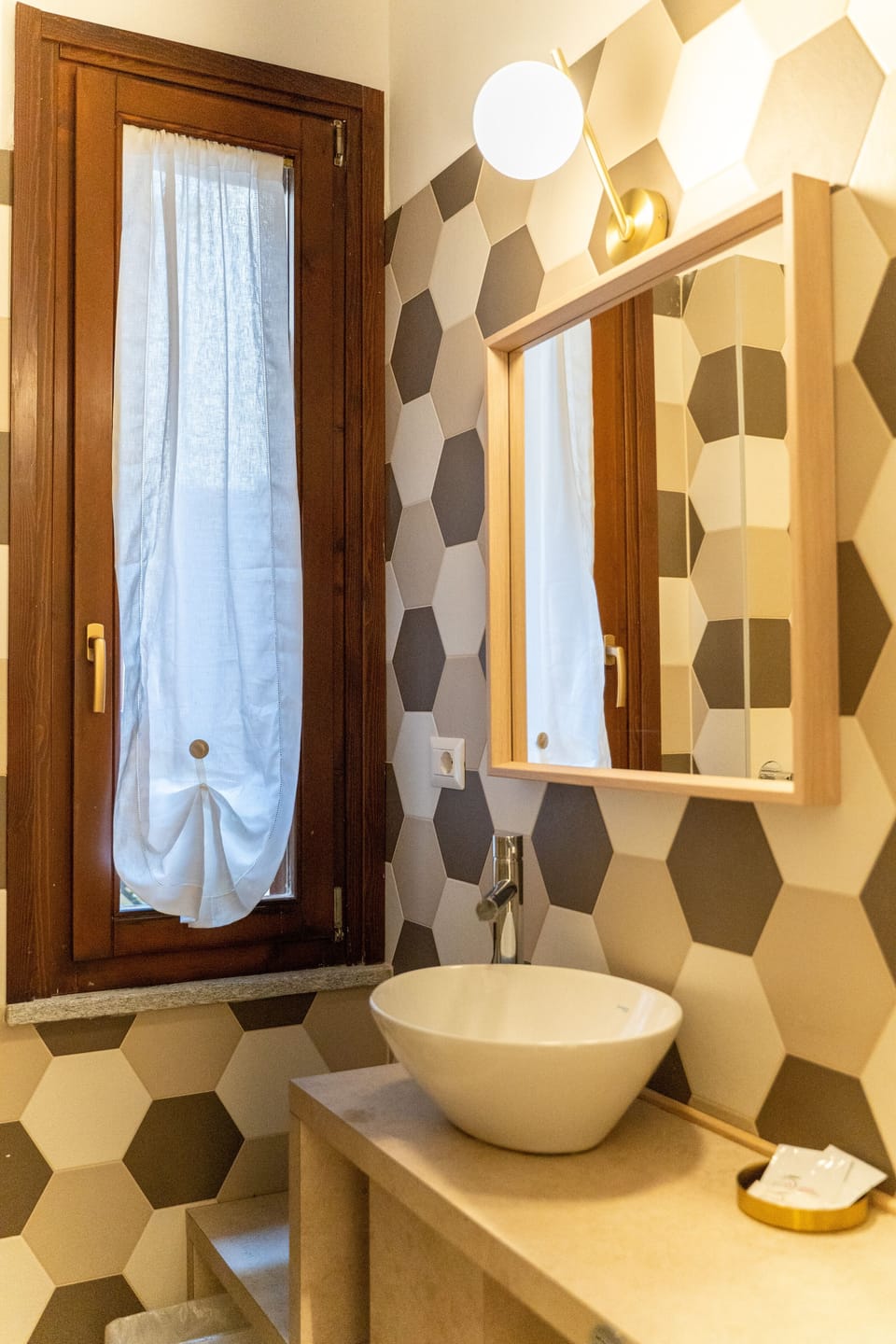 Standard Room | Bathroom | Shower, rainfall showerhead, free toiletries, hair dryer