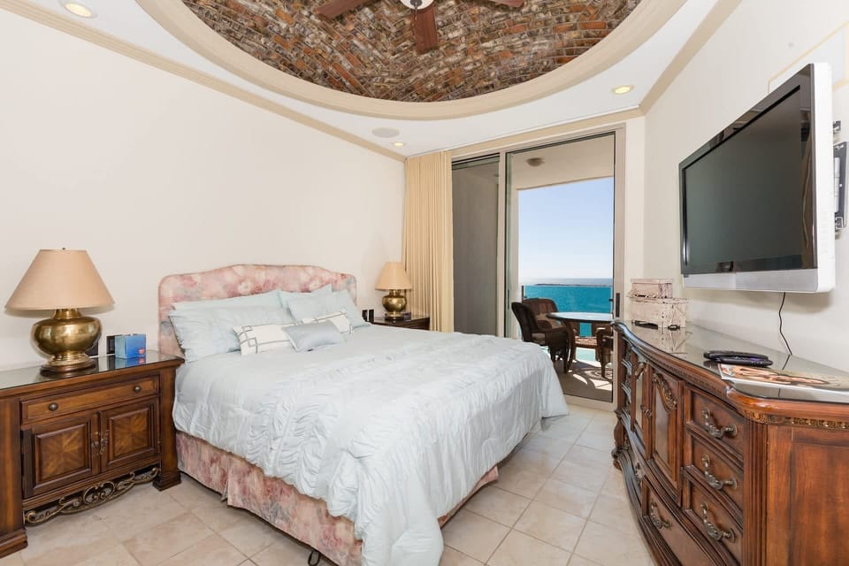 Second bedroom has ocean view and balcony access!