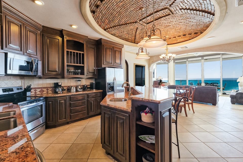 Gourmet Kitchen Beautiful Condo