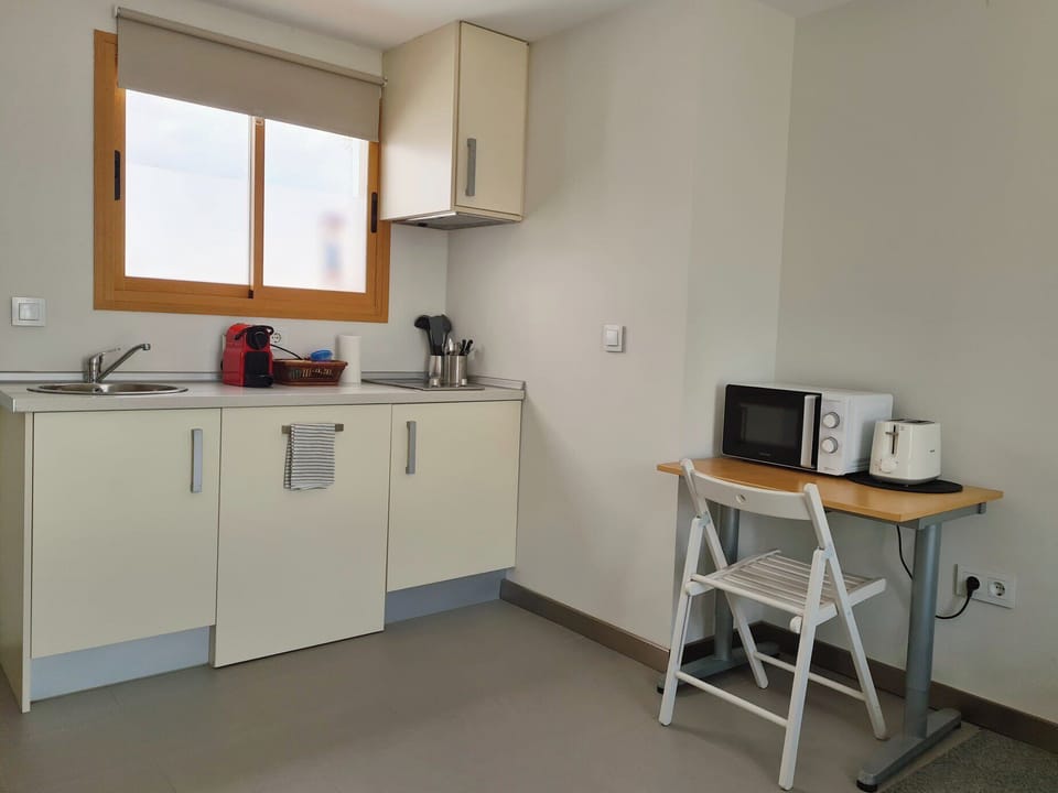 Kitchenette with microwave, toaster