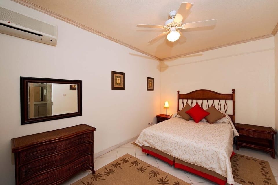 The cozy one bedroom with a queen bedroom and air-conditioning