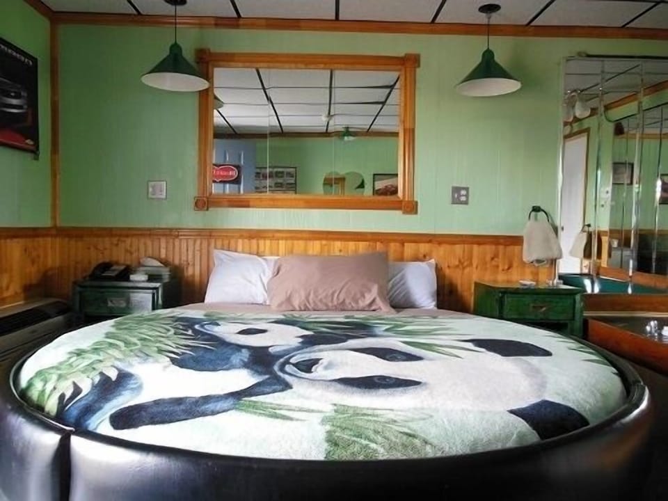 Memory foam beds, free WiFi, bed sheets