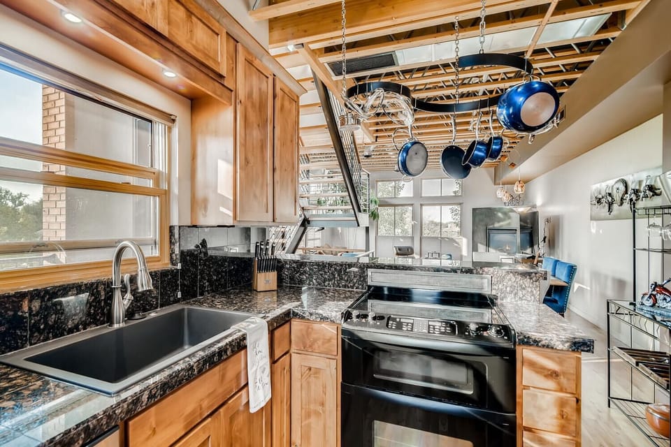 House, Multiple Beds, Patio, Garden View (325 Cherry St. (Unit 216)) | Private kitchen | Fridge, microwave, oven, stovetop