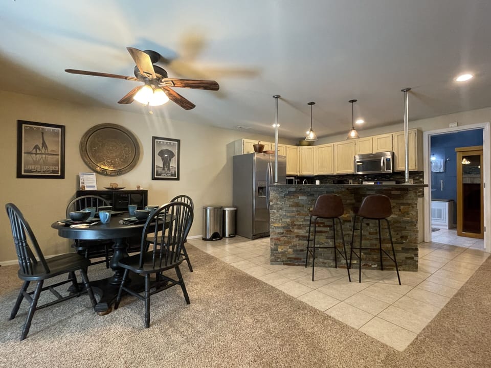 Apartment, 1 King Bed, Hot Tub, Garden View (579 Spindrift Ct Unit B) | Dining