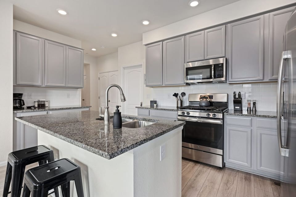 House, Multiple Beds, Patio, Garden View (303 Zeppelin Way) | Private kitchen | Fridge, microwave, oven, stovetop