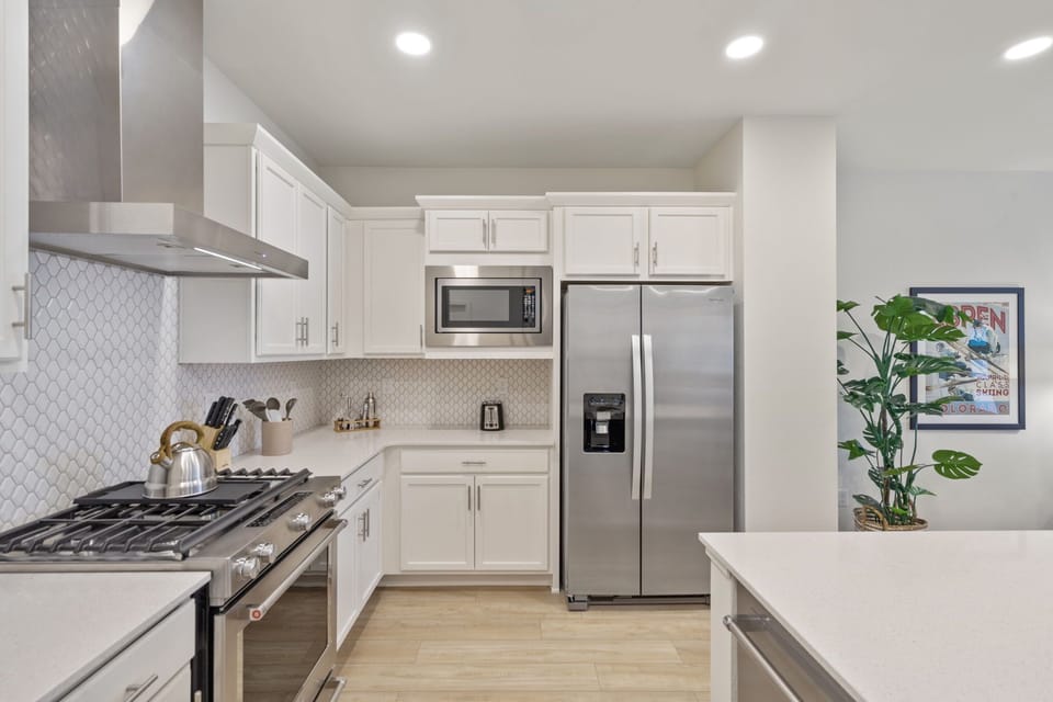 House, Multiple Beds, Patio, Garden View (2838 Barnstormer St Unit #3) | Private kitchen | Fridge, microwave, oven, stovetop