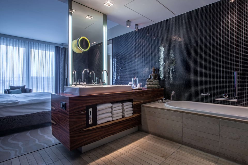 Presidential Suite (Cathedral View) | Bathroom | Combined shower/tub, rainfall showerhead, designer toiletries