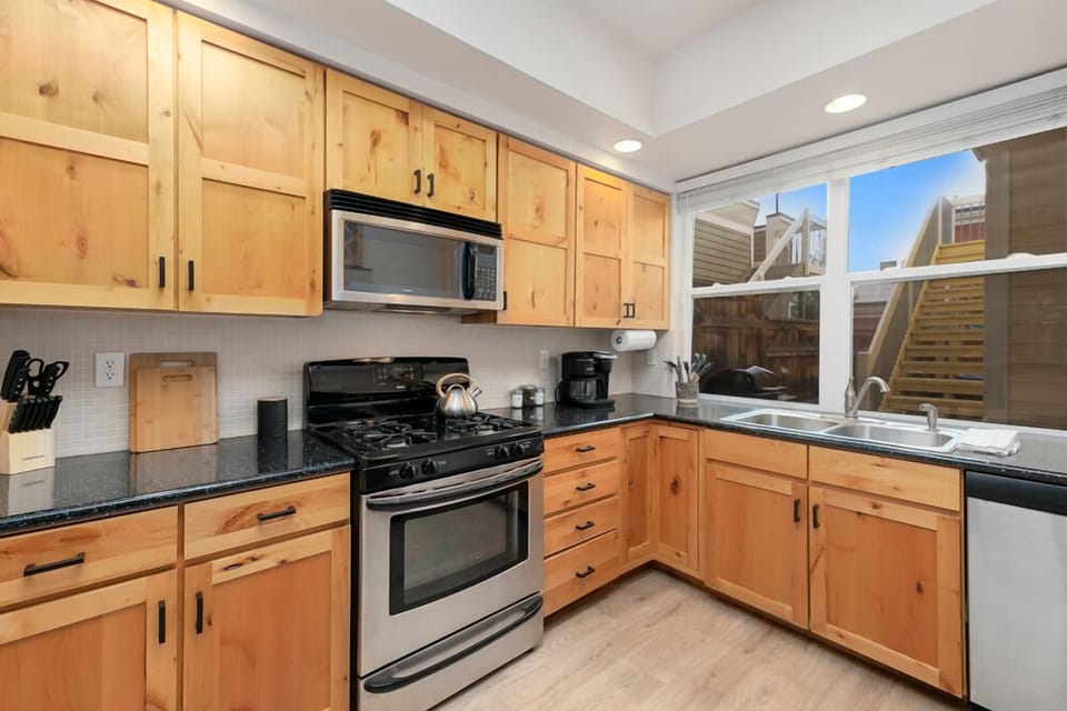 House, Multiple Beds, Patio, Garden View (827 Heschel St. (Unit C)) | Private kitchen | Fridge, microwave, oven, stovetop