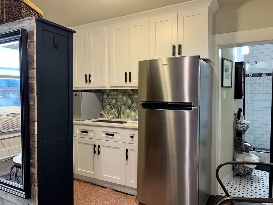 House, Multiple Beds, Patio, Garden View (320 E Plum St.) | Private kitchen | Fridge, microwave, oven, stovetop