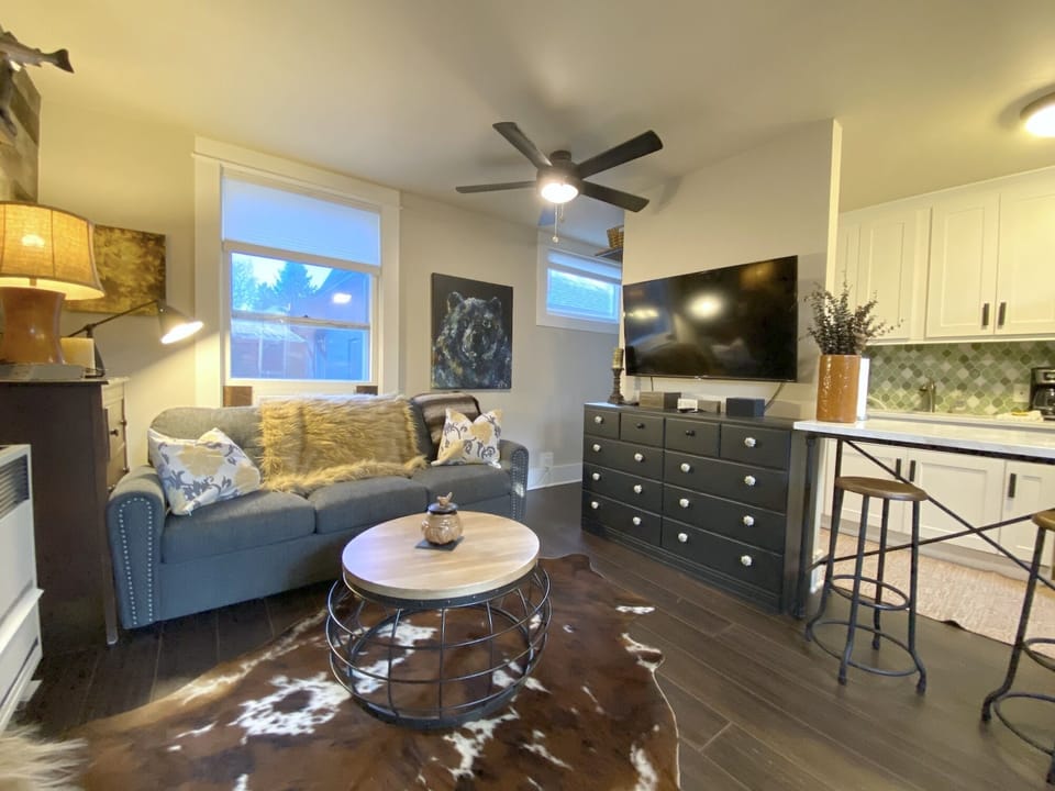 House, Multiple Beds, Patio, Garden View (320 E Plum St.) | Living area | 40-inch TV with digital channels