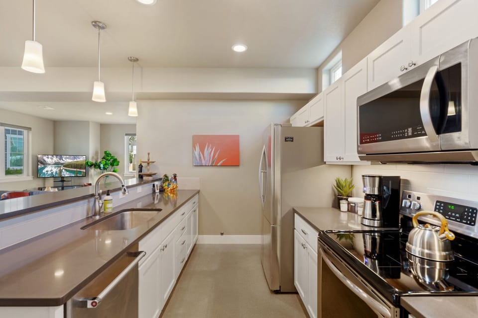 House, Multiple Beds, Hot Tub, Garden View (227 Urban Prairie St) | Private kitchen | Fridge, microwave, oven, stovetop
