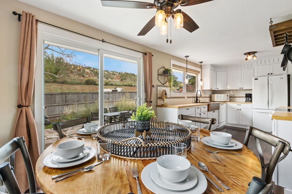 House, Multiple Beds, Patio, Garden View (4928 W. Eisenhower Blvd. Loveland) | Dining