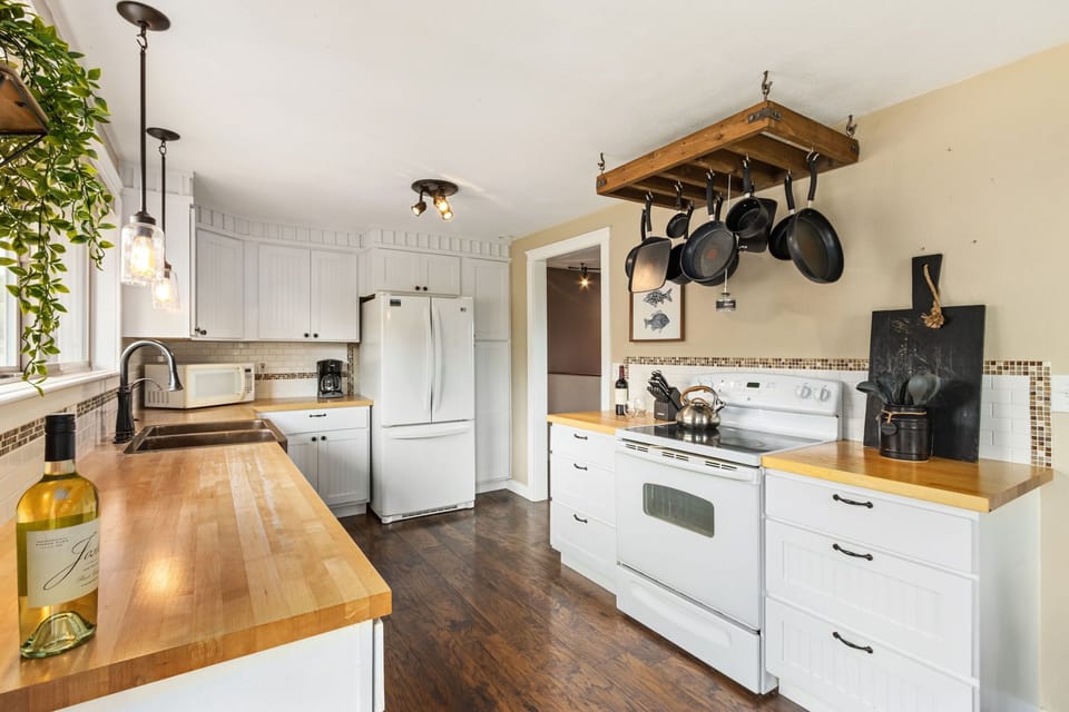 House, Multiple Beds, Patio, Garden View (4928 W. Eisenhower Blvd. Loveland) | Private kitchen | Fridge, microwave, oven, stovetop