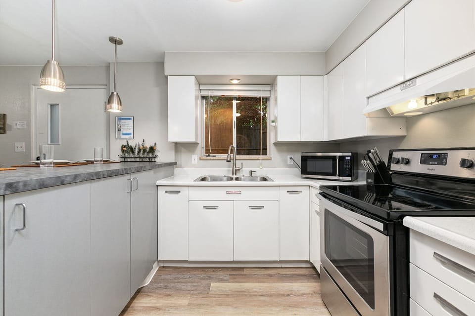 Condo, Multiple Beds, Patio, Garden View (220 Peterson St Unit 4) | Private kitchen | Fridge, microwave, oven, stovetop