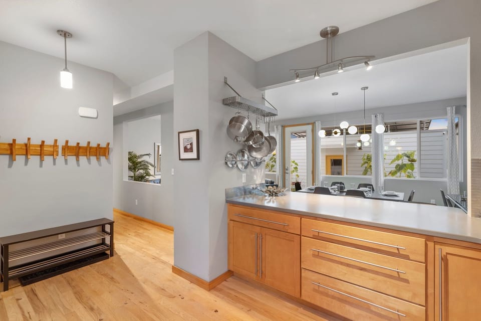 House, Multiple Beds, Hot Tub, Garden View (369 Osiander St) | Private kitchen | Fridge, microwave, oven, stovetop