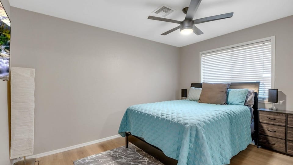 Studio (4 Bedrooms) | 4 bedrooms, bed sheets