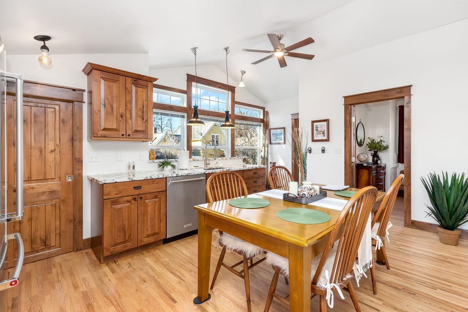 Apartment, 1 King Bed with Sofa bed, Patio, Garden View (722 Mathews St.) | Dining