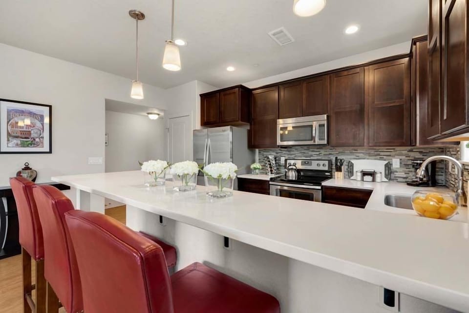 House, Multiple Beds, Patio, Garden View (238 Osiander St. Unit D) | Private kitchen | Fridge, microwave, oven, stovetop