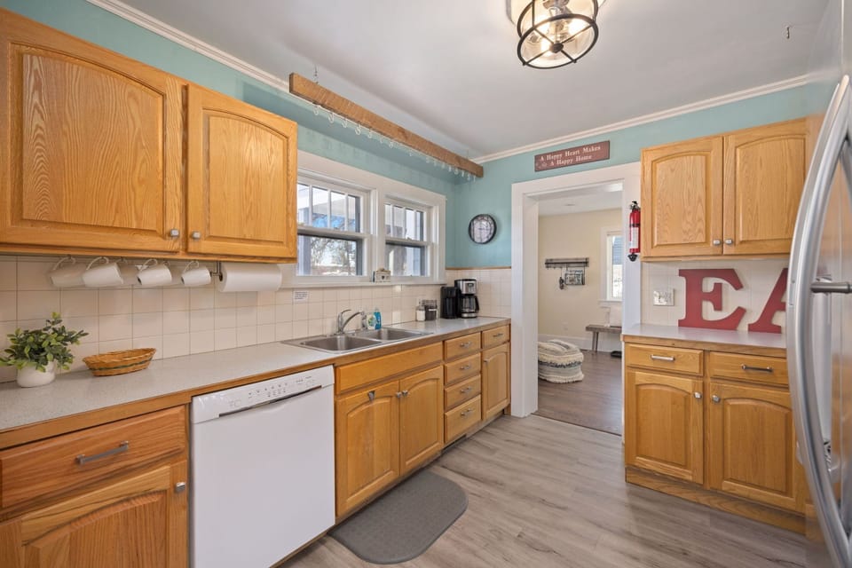 House, Multiple Beds, Patio, Garden View (305 N. Washington Ave) | Private kitchen | Fridge, microwave, oven, stovetop