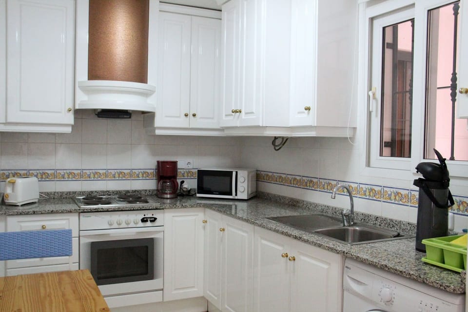Fully fitted kitchen