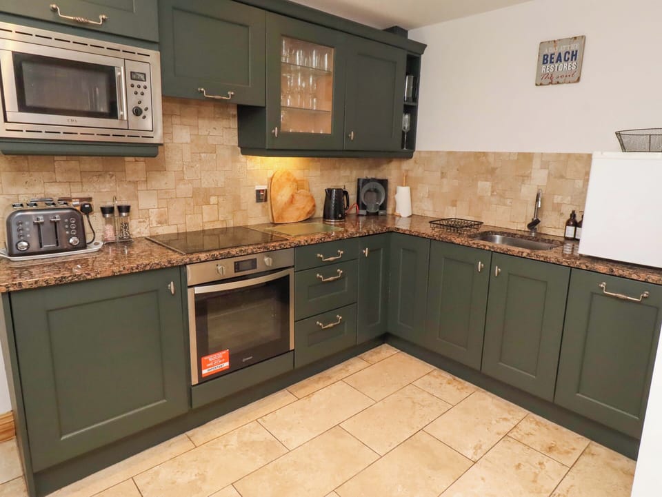 Cottage | Private kitchen | Fridge, dishwasher, electric kettle, toaster