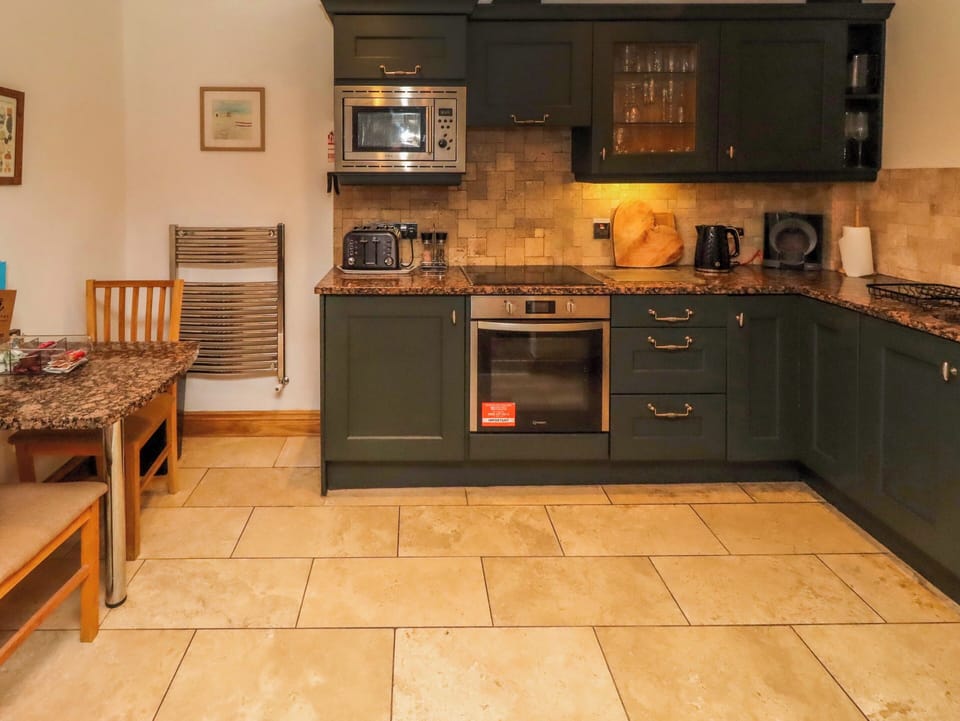 Cottage | Private kitchen | Fridge, dishwasher, electric kettle, toaster
