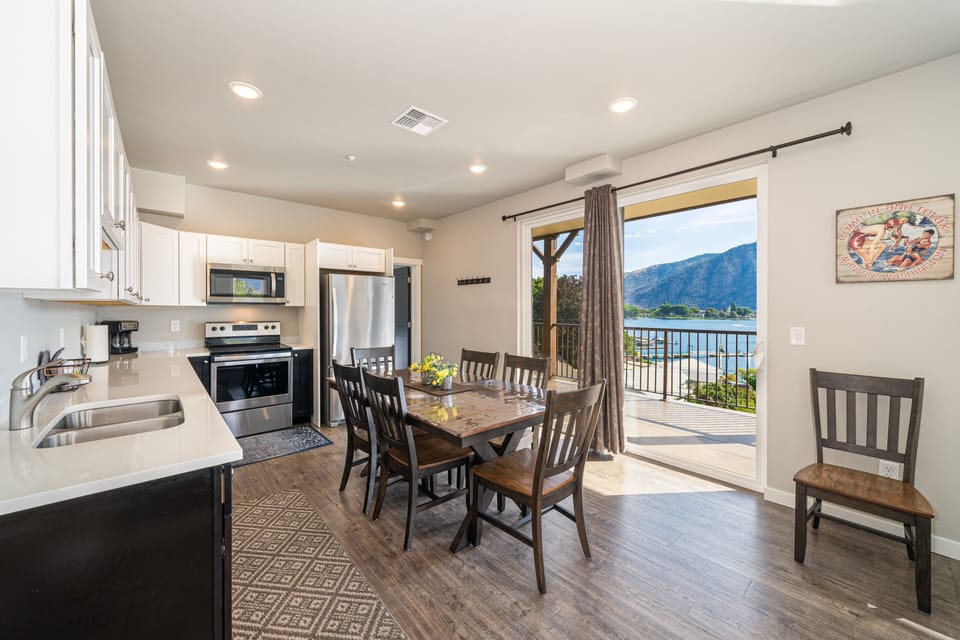 Condo, 3 Bedrooms | Private kitchen | Fridge, oven, coffee/tea maker, toaster