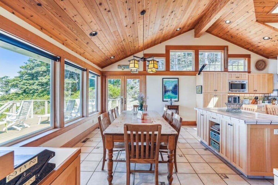 Dining Area at Cove Beach Lodge
